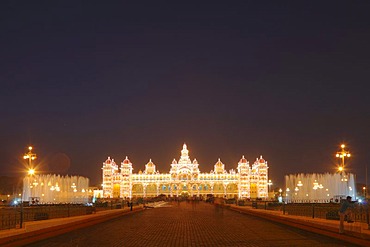 Maharaja's Palace, Mysore Palace, Amba Vilas, illumination on a Sunday with light bulbs, Mysore, Karnataka, South India, India, South Asia, Asia