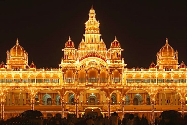 Maharaja's Palace, Mysore Palace, Amba Vilas, illumination on a Sunday with light bulbs, Mysore, Karnataka, South India, India, South Asia, Asia