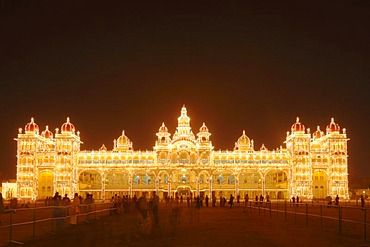 Maharaja's Palace, Mysore Palace, Amba Vilas, illumination on a Sunday with light bulbs, Mysore, Karnataka, South India, India, South Asia, Asia