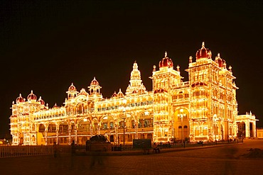 Maharaja's Palace, Mysore Palace, Amba Vilas, illumination on a Sunday with light bulbs, Mysore, Karnataka, South India, India, South Asia, Asia