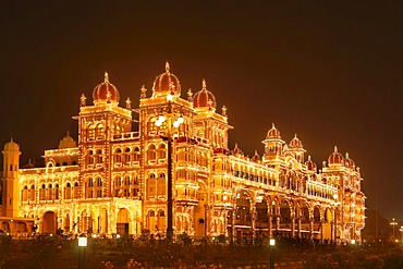 Maharaja's Palace, Mysore Palace, Amba Vilas, illumination on a Sunday with light bulbs, Mysore, Karnataka, South India, India, South Asia, Asia