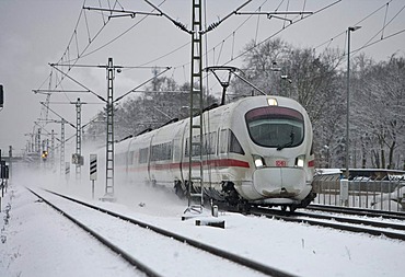 Train of the German Federal Railroad in the snow, Muehlheim, Hesse, Germany, Europe