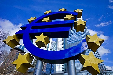 Symbol of the euro currency in front of the European Central Bank, ECB, Eurotower, Frankfurt am Main, Hesse, Germany, Europe