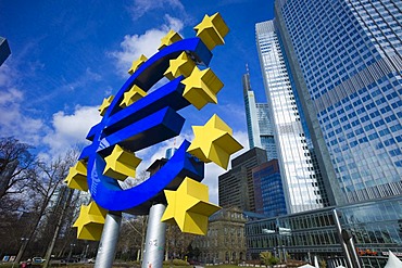 Symbol of the euro currency in front of the European Central Bank, ECB, Eurotower, Frankfurt am Main, Hesse, Germany, Europe