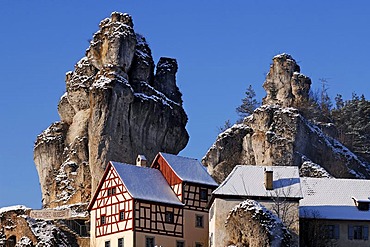 Fraenkische-Schweiz-Museum regional museum in the Judenhof, 18th century, in front of a snowy cliff and blue skies, Tuechersfeld 30-39, cliff village Tuechersfeld, Upper Franconia, Bavaria, Germany, Europe