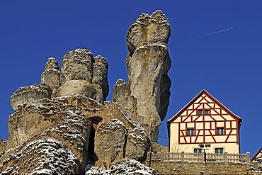 Fraenkische-Schweiz-Museum regional museum in the Judenhof, 18th century, in front of a snowy cliff and blue skies, Tuechersfeld 30-39, cliff village Tuechersfeld, Upper Franconia, Bavaria, Germany, Europe