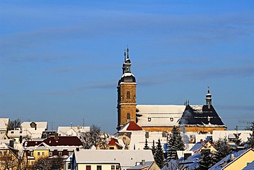 Basilika Goessweinstein basilica, Baroque, consecrated in 1739, architect Baltasar Neumann, in front houses of Goessweinstein in winter, Upper Franconia, Bavaria, Germany, Europe