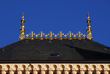 Decorative gilded roof top of Schwerin Castle, Schloss Schwerin, built from 1845 to 1857 in the style of romantic historicism, blue sky, Lennestrasse 1, Schwerin, Mecklenburg-Western Pomerania, Germany, Europe