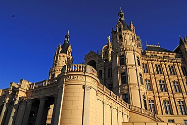 Detail view of Schwerin Castle, Schloss Schwerin, built from 1845 to 1857 in the style of romantic historicism, blue sky, Lennestrasse 1, Schwerin, Mecklenburg-Western Pomerania, Germany, Europe