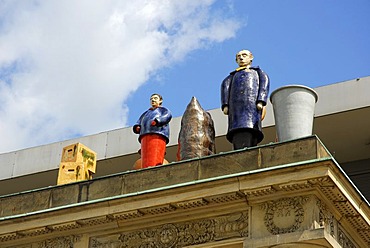 Figures, 'Die Fremden', strangers, by Thomas Schuette, sculptures on the balcony of the former 'Roter Palais', Sinn Leffers GmbH, Friedrichsplatz Square, Kassel, Hesse, Germany, Europe