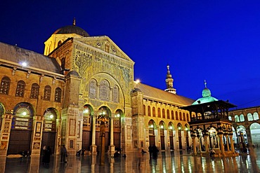 Dusk after sunset, in the courtyard of the Umayyad Mosque in Damascus, Syria, Middle East, Asia