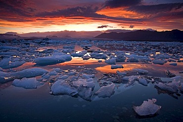 Joekulsarlon glacier lake shortly before midnight, southern edge of the Vatnajoekull glacier in the Breiï£¿amerkursander between Skaftafell National Park and Hoefn, Iceland, Europe