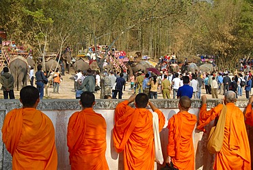 Theravada Buddhism, elephants and tourists, Buddhist monks watching parade, Elephant Festival, Ban Viengkeo, Hongsa, Xaignabouri Province, Sayaburi, Xayaburi or Sainyabuli, Laos, Southeast Asia, Asia