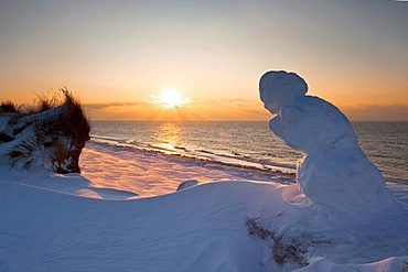 Snowman, sunset, Rotes Kliff, Red Cliff in winter, near Kampen on the island of Sylt, Schleswig-Holstein, Germany, Europe