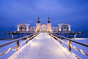 Sellin Pier, Sellin Baltic seaside resort, Ruegen Island, Mecklenburg-Western Pomerania, Germany, Europe