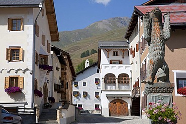 Village square in Zuoz, ornate buildings, townscape, Upper Engadine, Engadine, Grisons, Switzerland, Europe