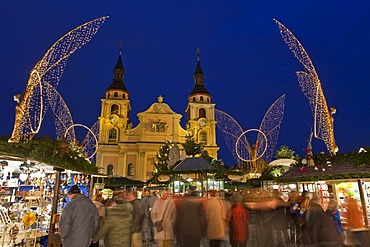 Market stalls on the Christmas market in Ludwigsburg, protestant Parish church, people, Market Square, Baden-Wuerttemberg, Germany, Europe