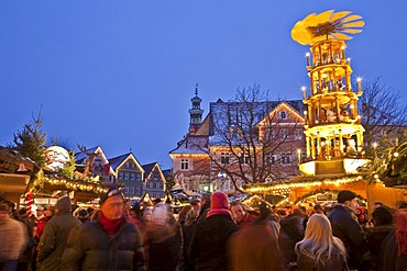 Christmas market in the evening, Christmas pyramids, snow, people, Esslingen, Baden-Wuerttemberg, Germany, Europe