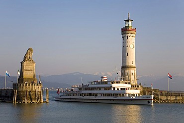 Ship Austria entering the harbor, harbor entrance, Bavarian lion, Neuer Lindauer Leuchtturm lighthouse, tour boat, Lindau, Lake Constance, Bavaria, Germany, Europe