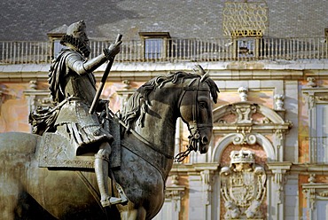 Statue of Felipe III, Plaza Mayor, Casa de la Panaderia in the back, Madrid, Spain, Europe