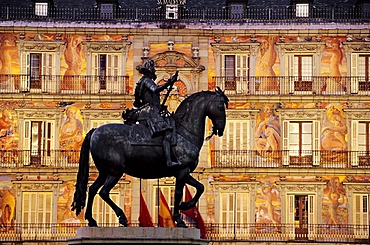 Plaza Mayor, 1619, equestrian statue of Philip III by Giovanni Bologna, in front of the Casa Panaderia decorated with frescoes, Madrid, Spain, Europe