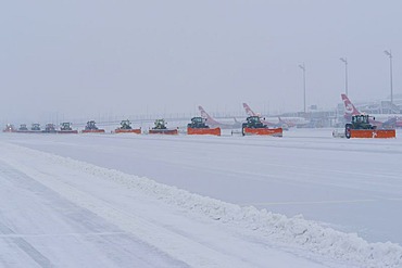 Snow, winter, snowplow, airplane, maneuvring area, taxiways, Terminal 1, Airport Munich, MUC, Bavaria, Germany, Europe