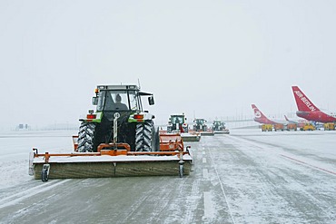 Snow, winter, snowplow, tractor, airplane, maneuvring area, West, taxiways, Airport Munich, MUC, Bavaria, Germany, Europe