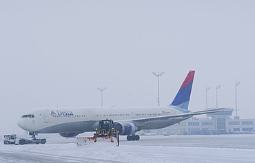 Snow, winter, snowplow, digger, aircraft, Delta Airlines, Boeing, maneuvring area, west, taxiways, Airport Munich, MUC, Bavaria, Germany, Europe