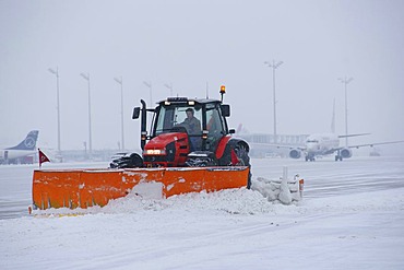 Snow, winter, snowplow, aircraft, maneuvring area, west, taxiways, Terminal 1, Airport Munich, MUC, Bavaria, Germany, Europe