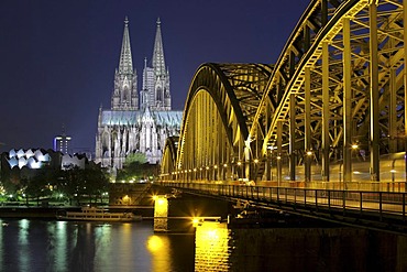 Cologne Cathedral, left the Museum Ludwig, Hohenzollernbruecke bridge on the right, Cologne, North Rhine-Westphalia, Germany, Europe