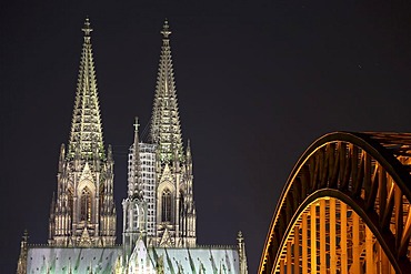 Cologne Cathedral with Hohenzollernbruecke bridge at night, Cologne, North Rhine-Westphalia, Germany, Europe