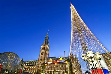 Christmas market on Hamburg Rathausmarkt square, Hamburg, Germany, Europe