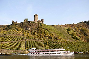 Ruins of Metternich Castle, excursion boat, Beilstein an der Mosel, Rhineland-Palatinate, Germany, Europe