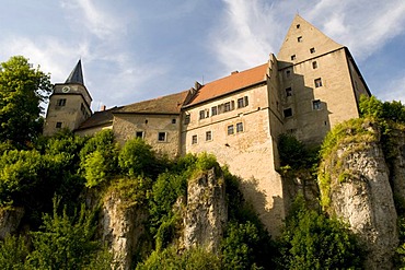 Burg Wiesentfels castle towering over Wiesenttal on a 40m high cliff, Hollfeld, Little Switzerland region, Franconia, Bavaria, Germany, Europe