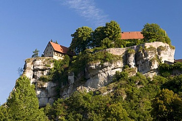 Burg Pottenstein castle towering over Pottenstein on a cliff, Naturpark Fraenkische Schweiz nature preserve, Little Switzerland region, Franconia, Bavaria, Germany, Europe