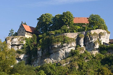 Burg Pottenstein castle towering over Pottenstein on a cliff, Naturpark Fraenkische Schweiz nature preserve, Little Switzerland region, Franconia, Bavaria, Germany, Europe