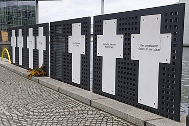 Crosses as a memorial for victims of the Berlin Wall, Reichstagsufer bank, Berlin, Germany, Europe