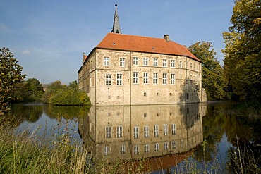 Wasserburg Vischering moated castle in Luedinghausen, Muensterland region, North Rhine-Westphalia, Germany, Europe