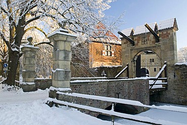 Drawbridge of Vischering castle in winter, Luedinghausen, Muensterland, North Rhine-Westphalia, Germany, Europe