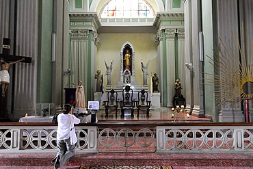 Interior with altar, Church de la Merced, Granada, Nicaragua, Central America