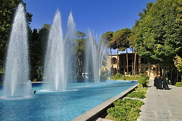 Fountain and garden near the Safavid Hasht Behesht Palace, UNESCO World Heritage Site, Esfahan, Isfahan, Iran, Persia, Asia