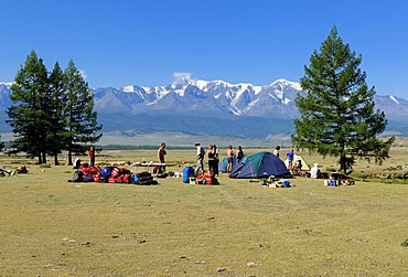 Groupf of tourists camping, Chuya Steppe, Saljugem, Sailughem, Saylyugem Mountains, Altai Republic, Siberia, Russia, Asia