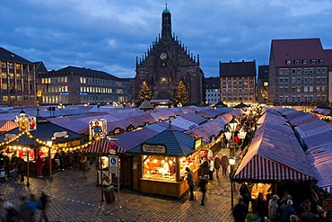 Christmas Market, Church of Our Lady, Hauptmarkt square, historic town, Nuremberg, Middle Franconia, Franconia, Bavaria, Germany, Europe