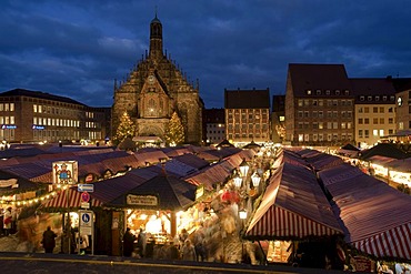 Christmas Market, Church of Our Lady, Hauptmarkt square, historic town, Nuremberg, Middle Franconia, Franconia, Bavaria, Germany, Europe