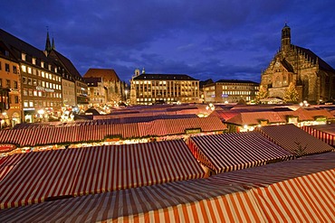 Christmas Market, Church of Our Lady, Hauptmarkt square, historic town, Nuremberg, Middle Franconia, Franconia, Bavaria, Germany, Europe