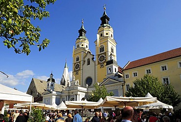 Cathedral of Bressanone and bread and strudel market on the Piazza del Duomo square, Trentino, South Tyrol, Italy, Europe