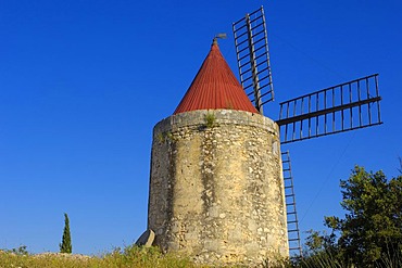 Alphonse Daudet's windmill, near Arles, Bouches du Rhone, Provence, France, Europe