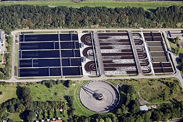 Sedimentation tank of the Duisburg-Kasslerfeld wastewater treatment plant, Duisburg, North Rhine-Westphalia, Germany, Europe