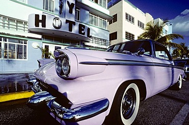 Packard parked in front of the Colony Hotel, American vintage car, Ocean Drive, South Beach, Art Deco District, Miami, Florida, USA