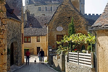 Typical stone roof cottages, walled town, Beynac-et-Cazenac, Dordogne, Aquitaine, France, Europe